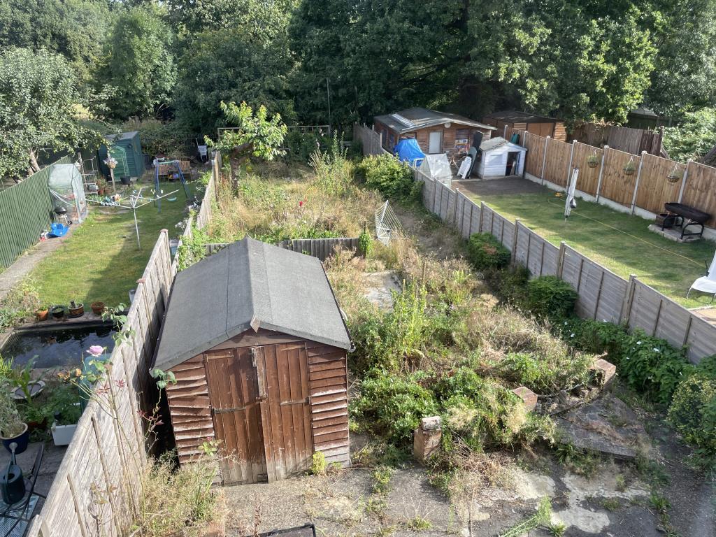 Lot: 47 - HOUSE IN NEED OF IMPROVEMENT - Rear garden of house in need of improvement